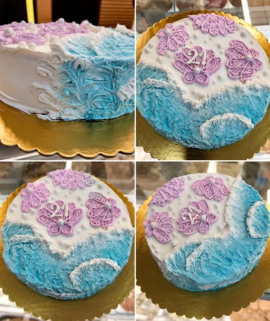 Torta gelato decorata con fiori e glassa azzurra